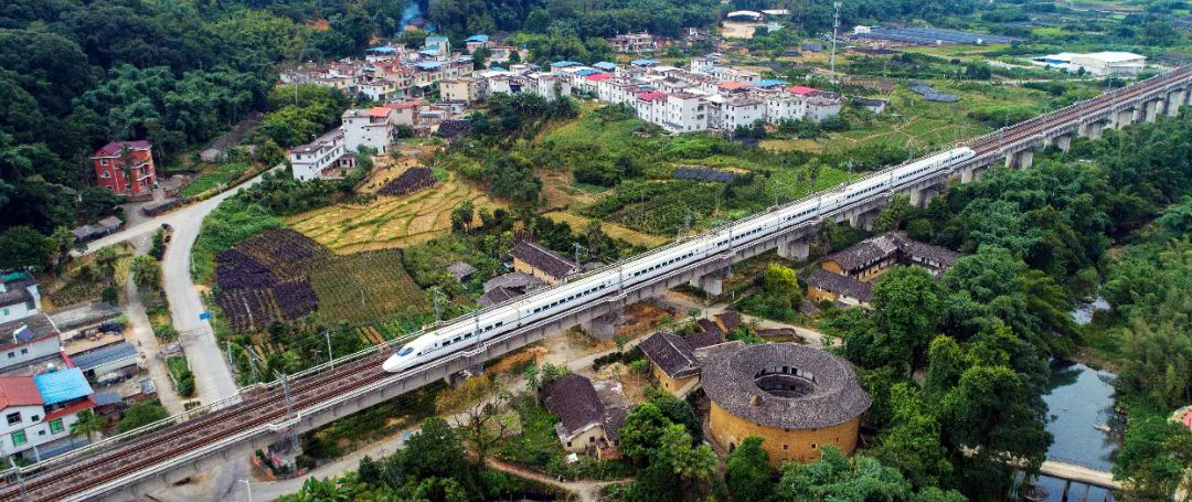 山海紧相连十载谱华章龙厦铁路开通十周年